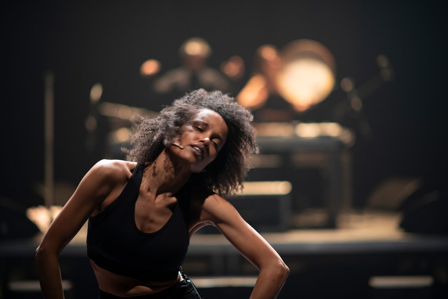 L'interprète Tenei Ahmad danse, son corps à moitié plié.