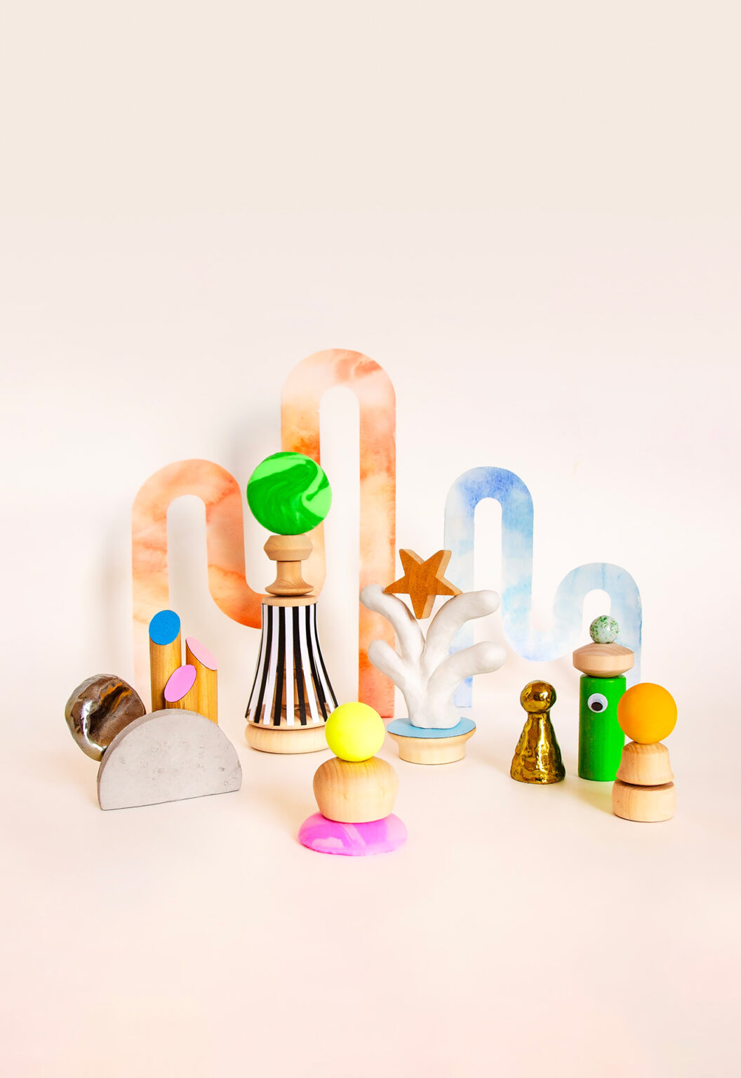 Visuel du Festival Noël au Théâtre 2025 représentant des objets et jeux d'enfants de toutes els couleurs. Ceux-ci forment comme des personnages.