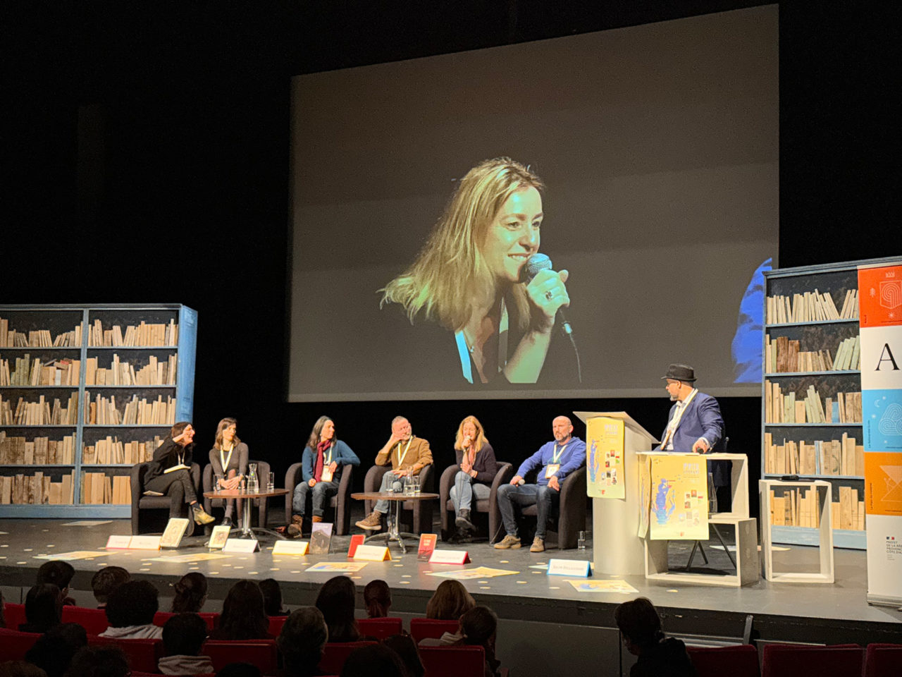 Geneviève Damas à la rencontre de son public lors d'une conférence dans un salon littéraire