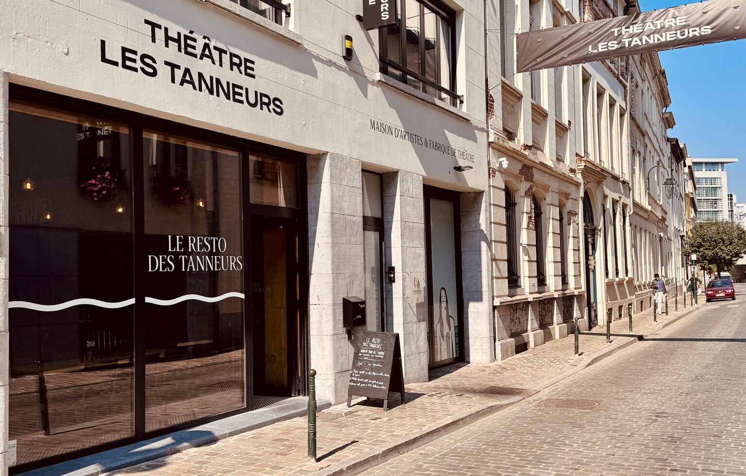 Photo représentant la façade du Théâtre Les Tanneurs avec ses grandes baies vitrées.