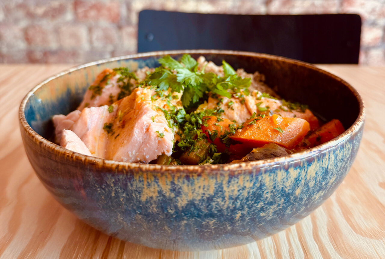 Plat du Resto des Tanneurs composé de saumon et de légumes.