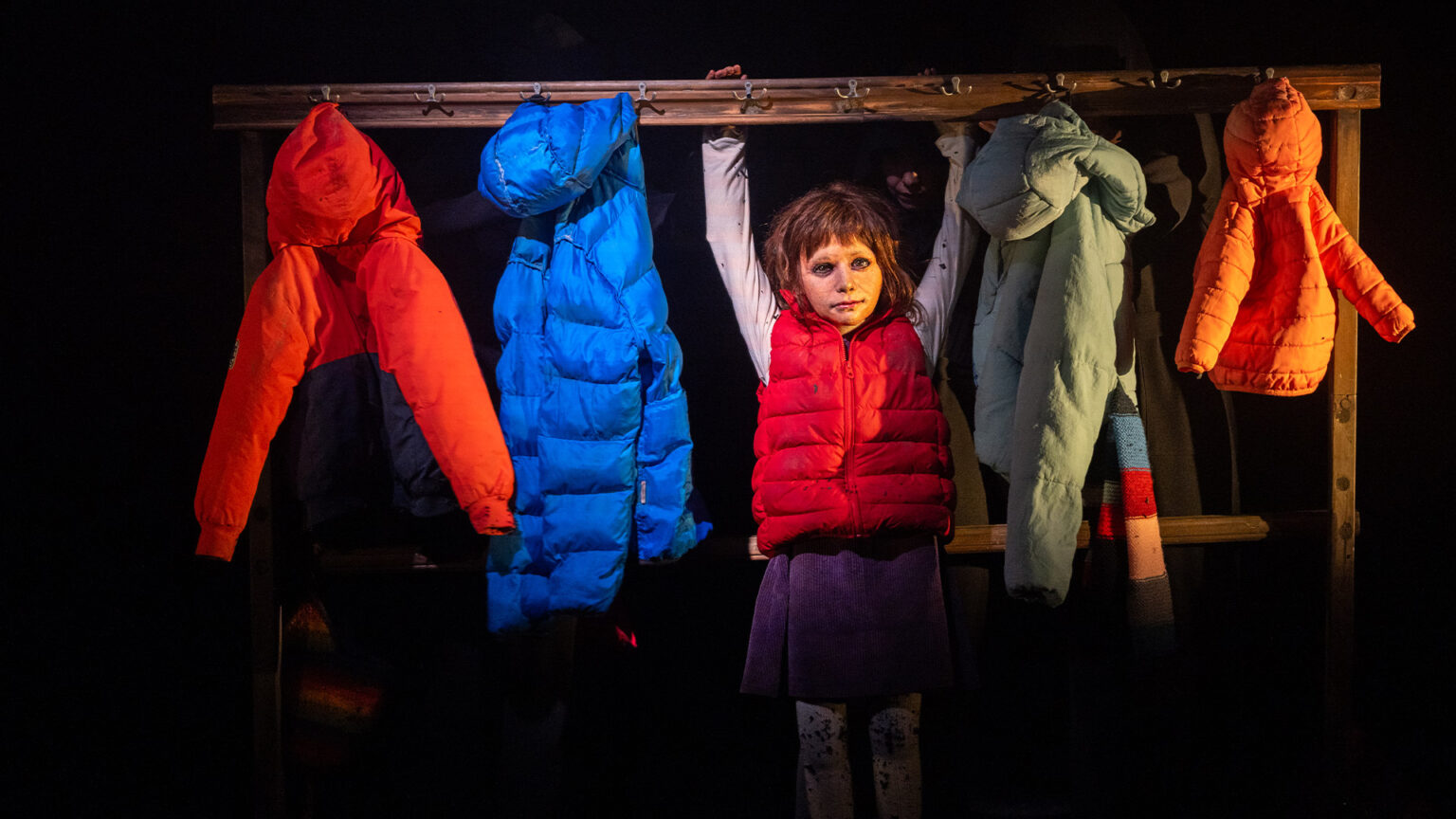 Une marionnette d'enfant se pend à un porte manteau
