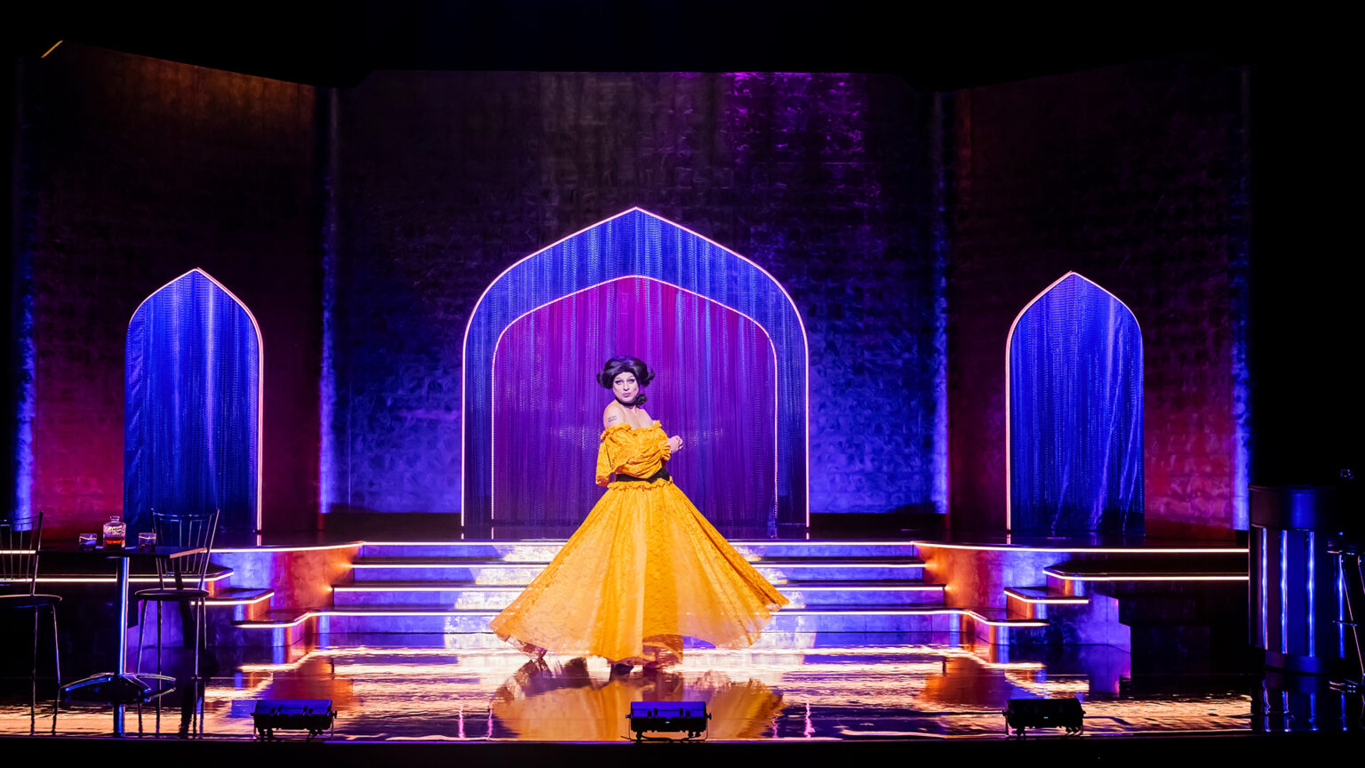 Gurshad Shaheman est transformé en l'une des divas iraniennes, plus particulièrement Leila. Il porte une longue robe jaune, ample (type princesse Disney) et une perruque de cheveux mi-longs. Il est est éclairé d'un faisceau lumineux. Derrière lui, le décor symbolise 3 entrées de type oriental.