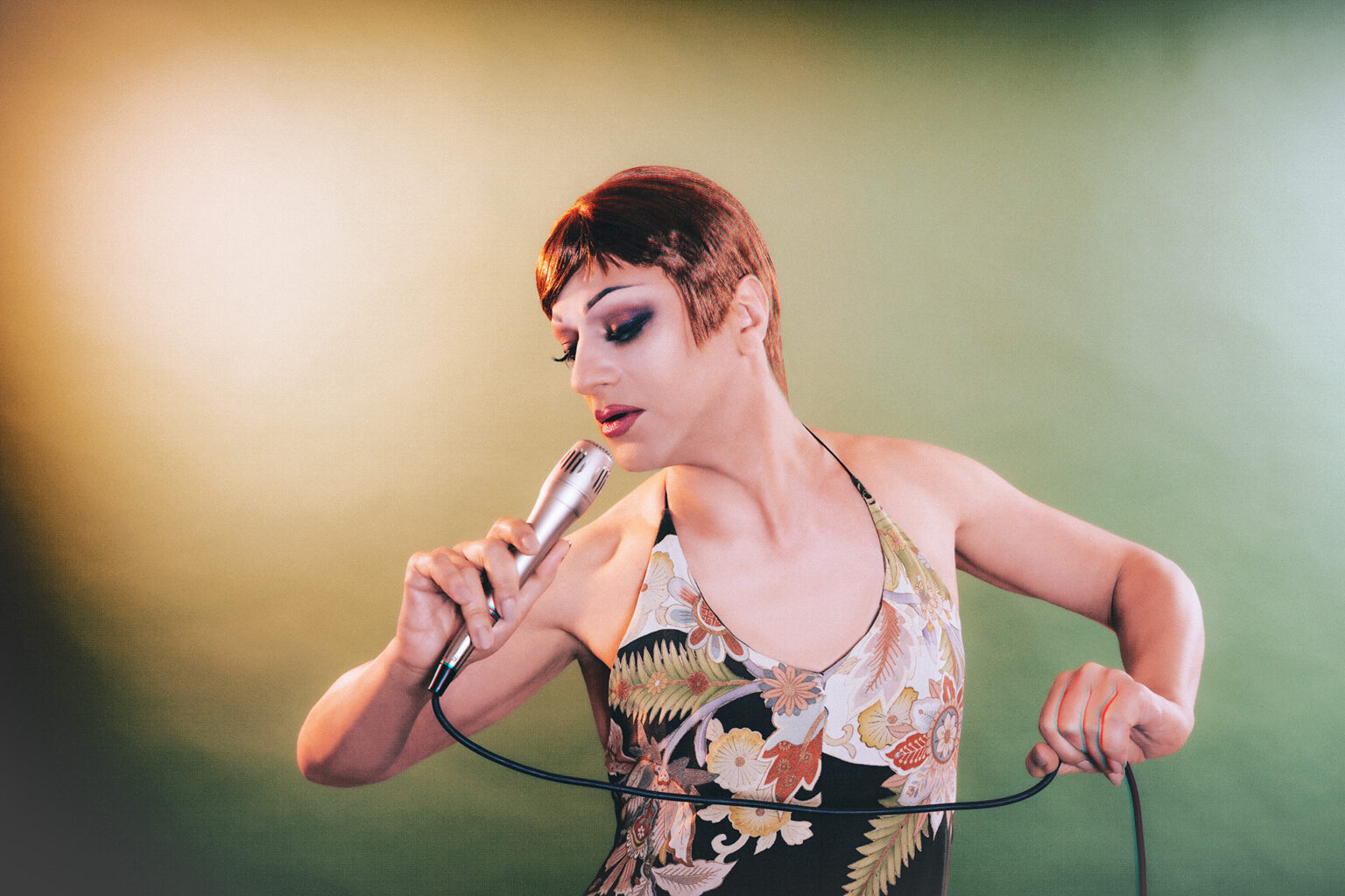Gurshad Shaheman incarne en drag Gogoosh, l'une des divas iraniennes d'avant 1979.