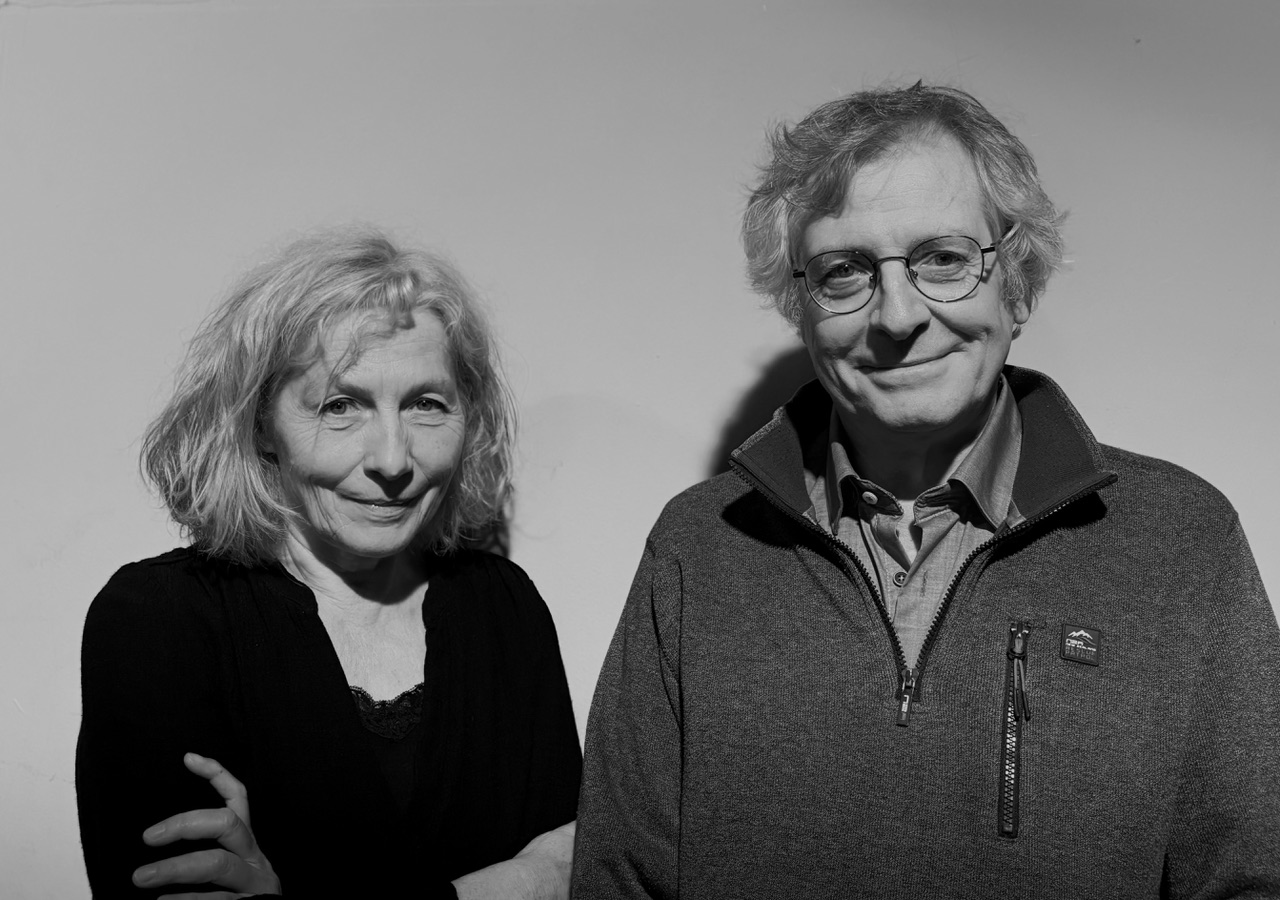 Portrait en noir et blanc de Nicole Mossoux (à gauche) et Patrick Bonté (à droite)