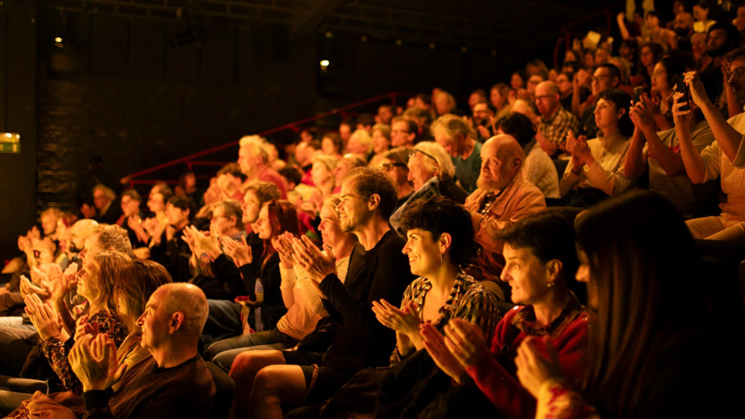 Public dans la salle des Tanneurs qui applaudit