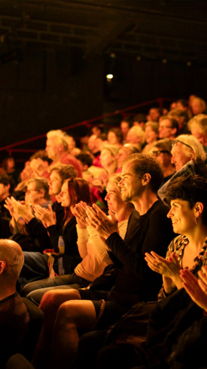 Public dans la salle des Tanneurs qui applaudit